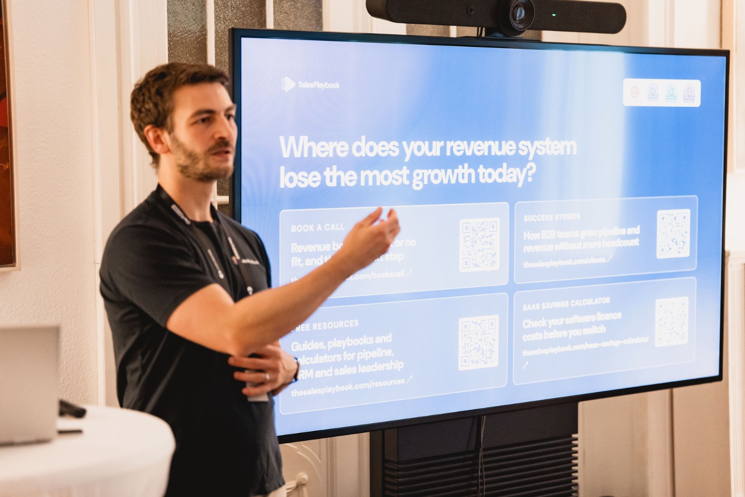 Manuel Hartmann presenting the SalesPlaybook Revenue Operating System at SaaS Kitchen